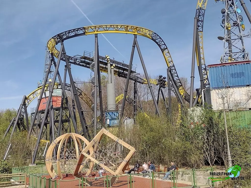 Lost Gravity im Walibi Holland - 2022: Lost Gravity hat zur Saison 2022 einen neuen Spielplatz bekommen.
