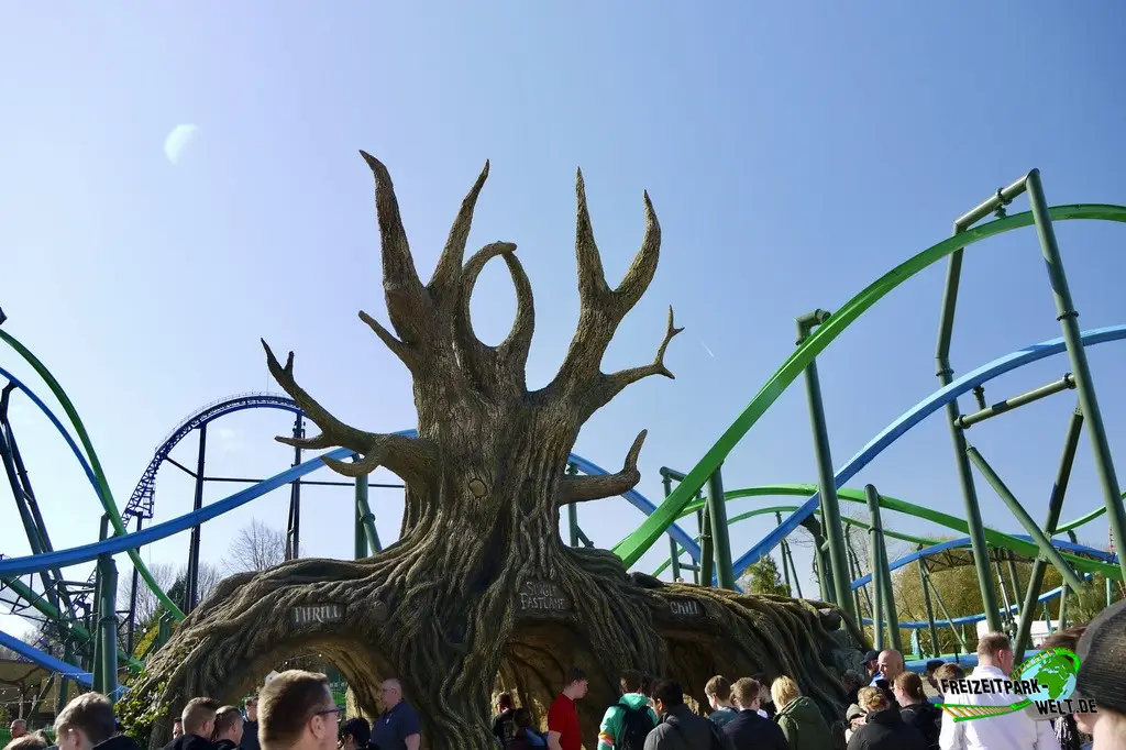 YoY - Thrill or Chill im Walibi Holland - 2025: Eingang der Attraktionen mit getrennten Wegen für Single Rider, Fast Land und Standby