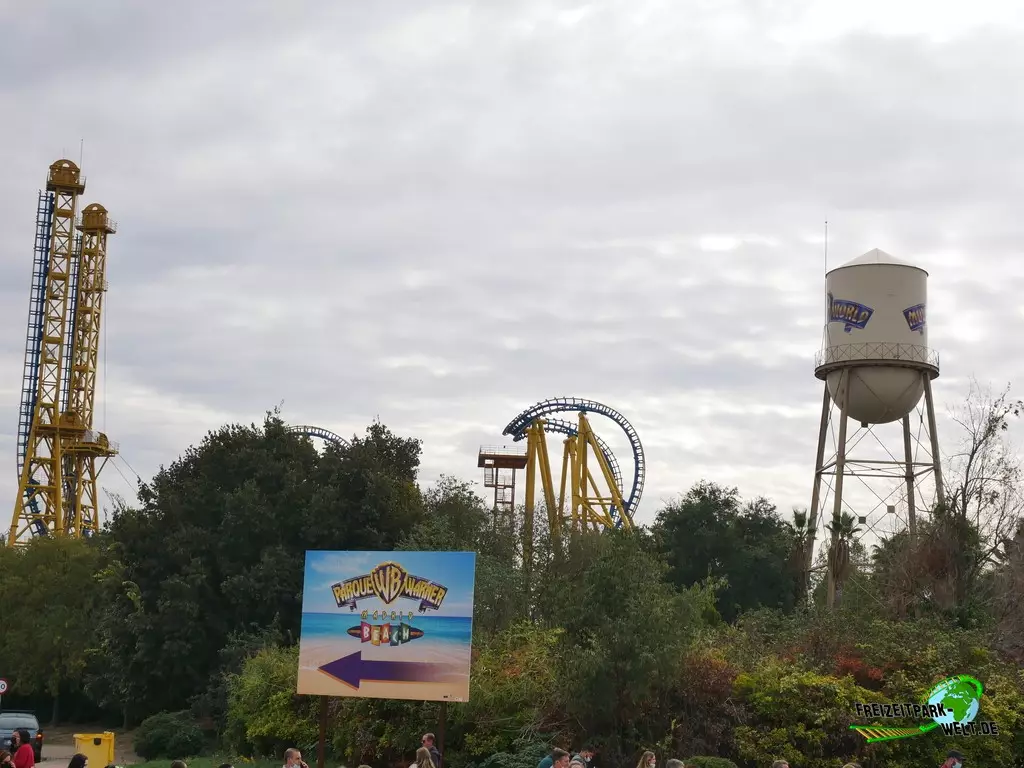 Stuntfall im Parque Warner Madrid - 2021: Der Giant Inverted Boomerang von außerhalb des Parks fotografiert.