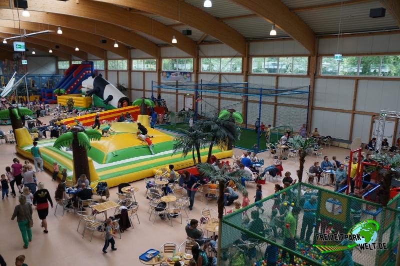 Kinderwelt Recklinghausen - 2014: Hinterer Teil der Halle mit großer Hüpfstruktur und Klettergarten