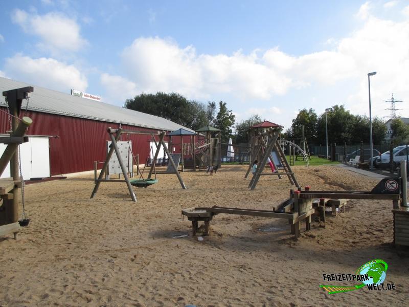 Piratenland Neuwied - 2015: Auch ein großer Außenbereich mit Wasserspielplatz steht den Besuchern zur Verfügung