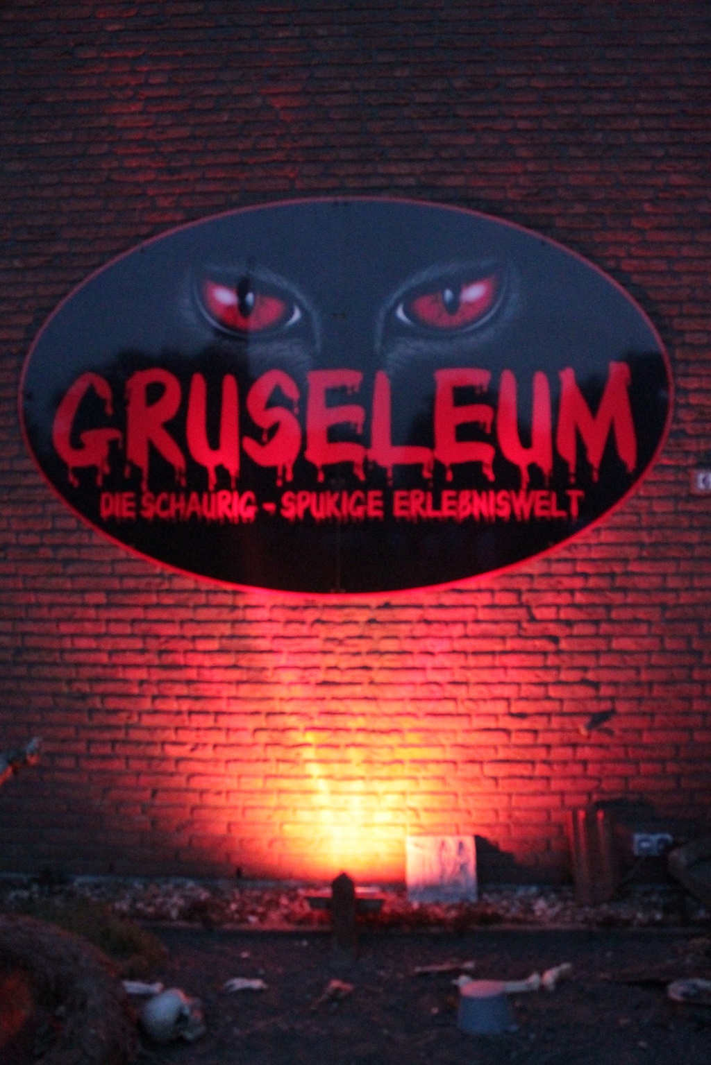Gruseleum - 2017: Abendlich beleuchtetes Logo