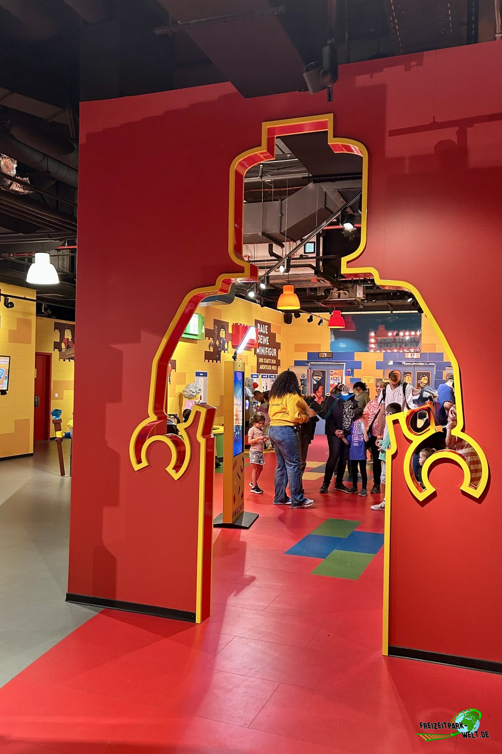 LEGO DUPLO Park im LEGO® Discovery Centre Hamburg - 2025: Ikonischer Eingang ins Reich der LEGO Steine