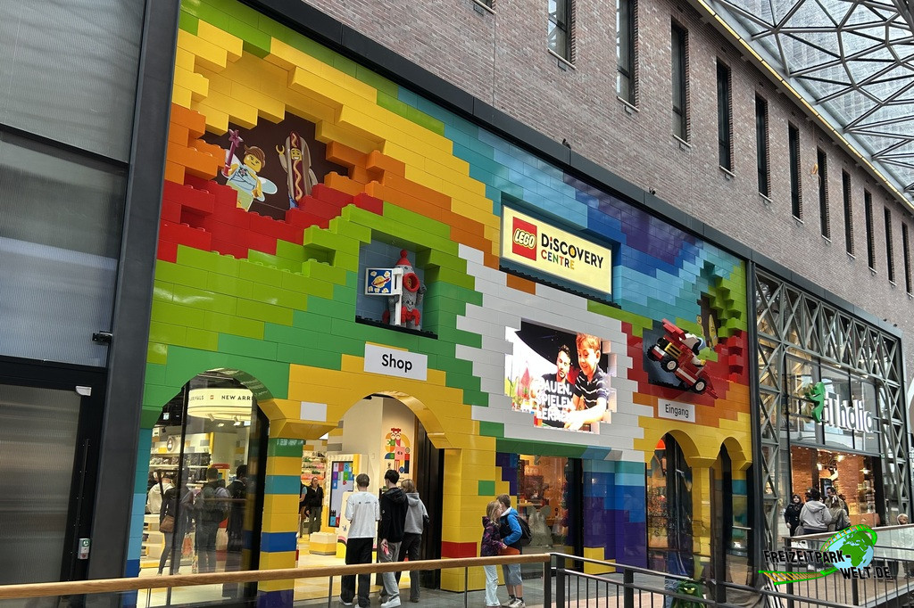 LEGO® Discovery Centre Hamburg - 2025: Der Eingang zum Discovery Centre befindet sich an prominenter Stelle mittem im Westfield Hamburg Überseequartier
