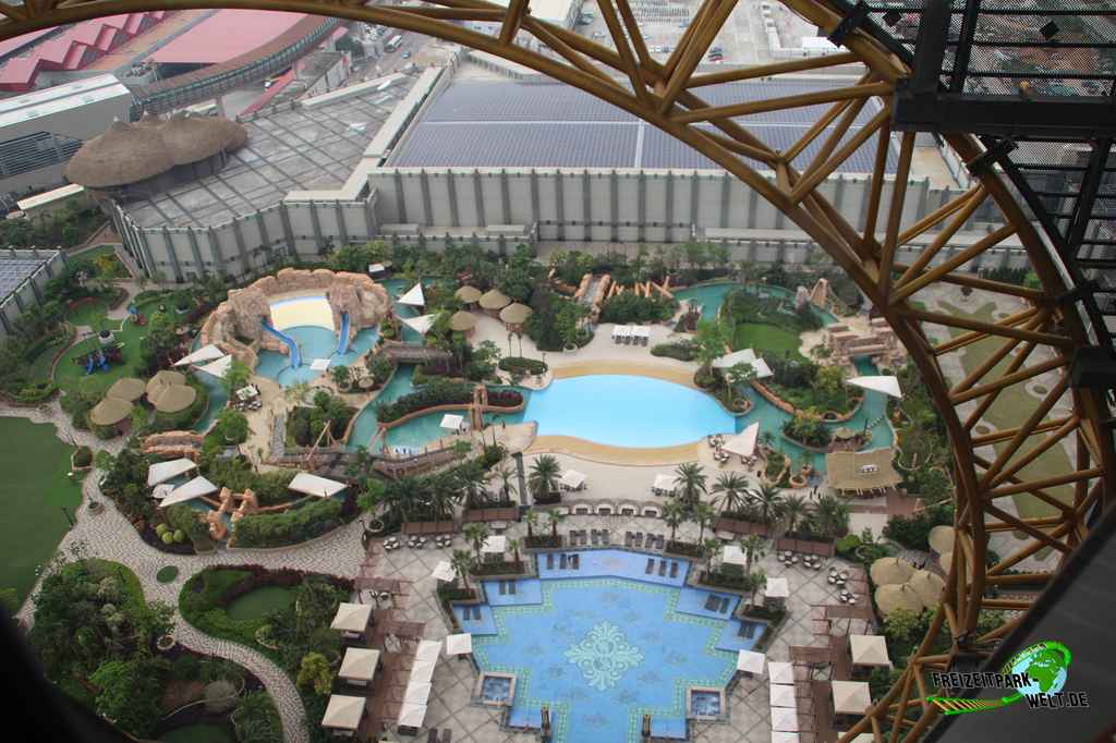 Golden Reel im Studio City Macau - 2018: Ausblick auf den Wasserpark, der sich direkt vor dem Hotel befindet.