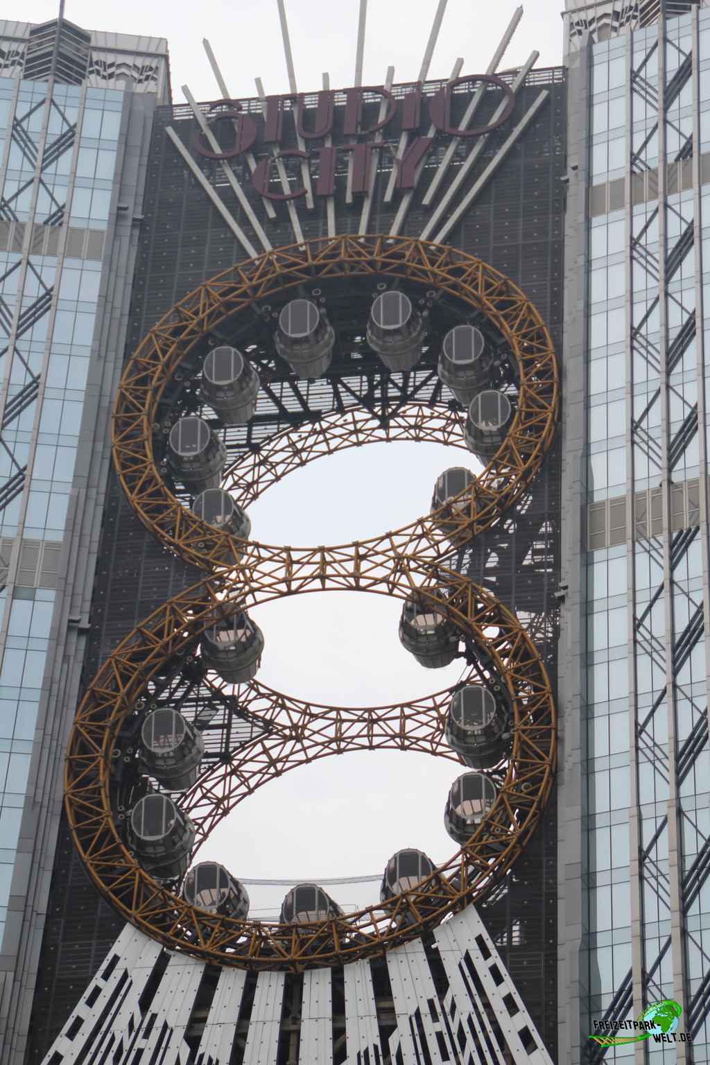 Golden Reel im Studio City Macau - 2018: Optisches Highlight von außen ist ganz sicher das 130m hohe Golden Reel