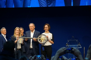 Gesamtprojektleiter Charles R.Botta überreicht den Schlüssel zu Rulantica an die Familie Mack. - Foto 4