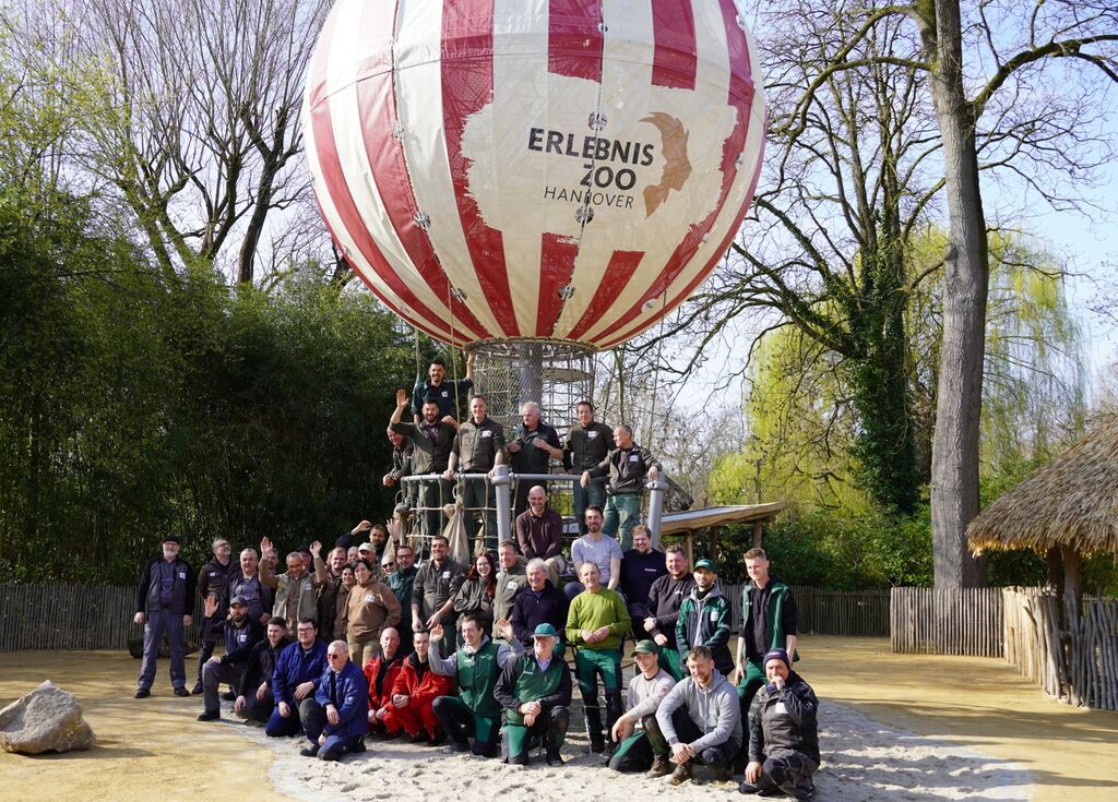 Ein Hoch auf den Saisonstart - das Zoo-Team und die Streichelwiese_Foto Erlebnis-Z oo Hannover.jpg