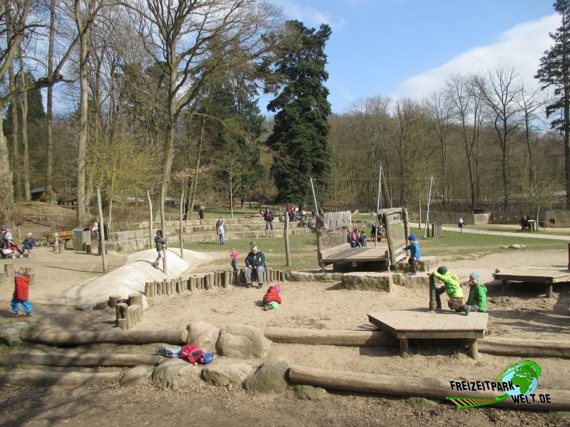 Fasanerie Wiesbaden - 2016: Ein Teil vom Spieplatz mit Picknick-Möglichkeit