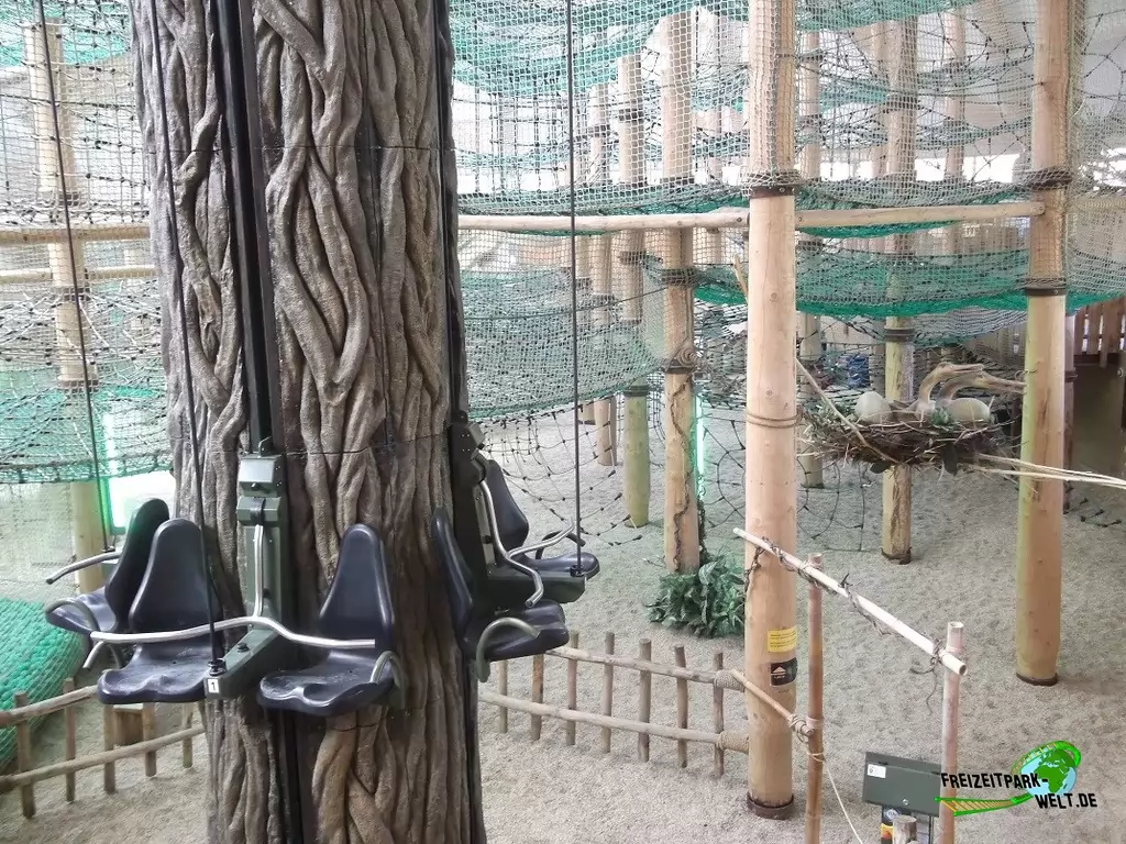 Tower im GaiaZOO - 2014: Der Indoorspielplatz Dino-Dome bietet viele Freizeit-Attraktionen zum Spielen und Fahren