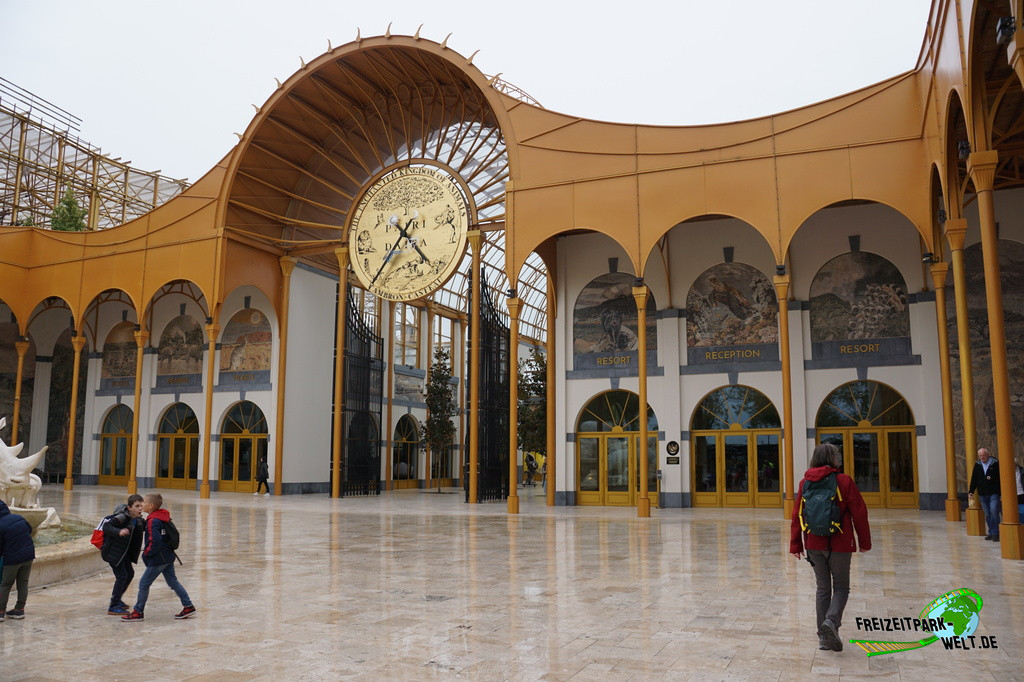 Pairi Daiza - 2025: Schon der Eingangsbereich mit eigener, kleiner Mall ist sehr imposant.