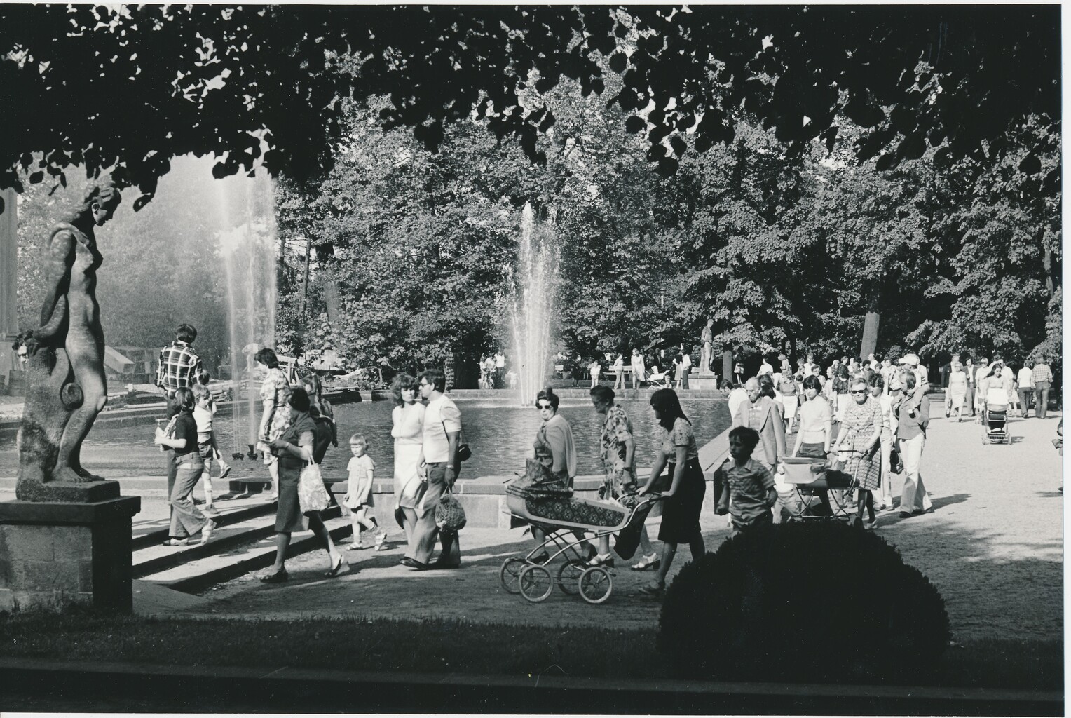 TPB_Archiv_Abzug_Klaus-Rudloff_26-05-1979_Besucher_Schloss.jpg