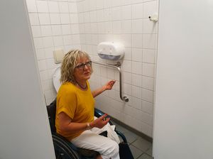 Annette Krämer, Kreisfrauensprecherin, in einer der Behindertoiletten des Parkes:  Es gab nur kleine Ergänzungshinweise und den Tipp, auf sie besser hinzuweisen - Foto 1