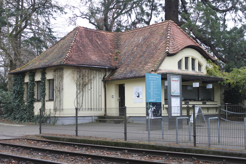 Eingang Trotzenburg_Zoo Rostock_Braun.JPG